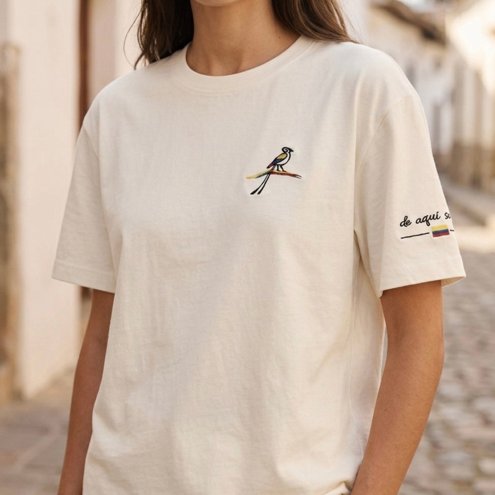 De Aquí Somos™ Camiseta Premium de Algodón Pima | Identidad Colombiana