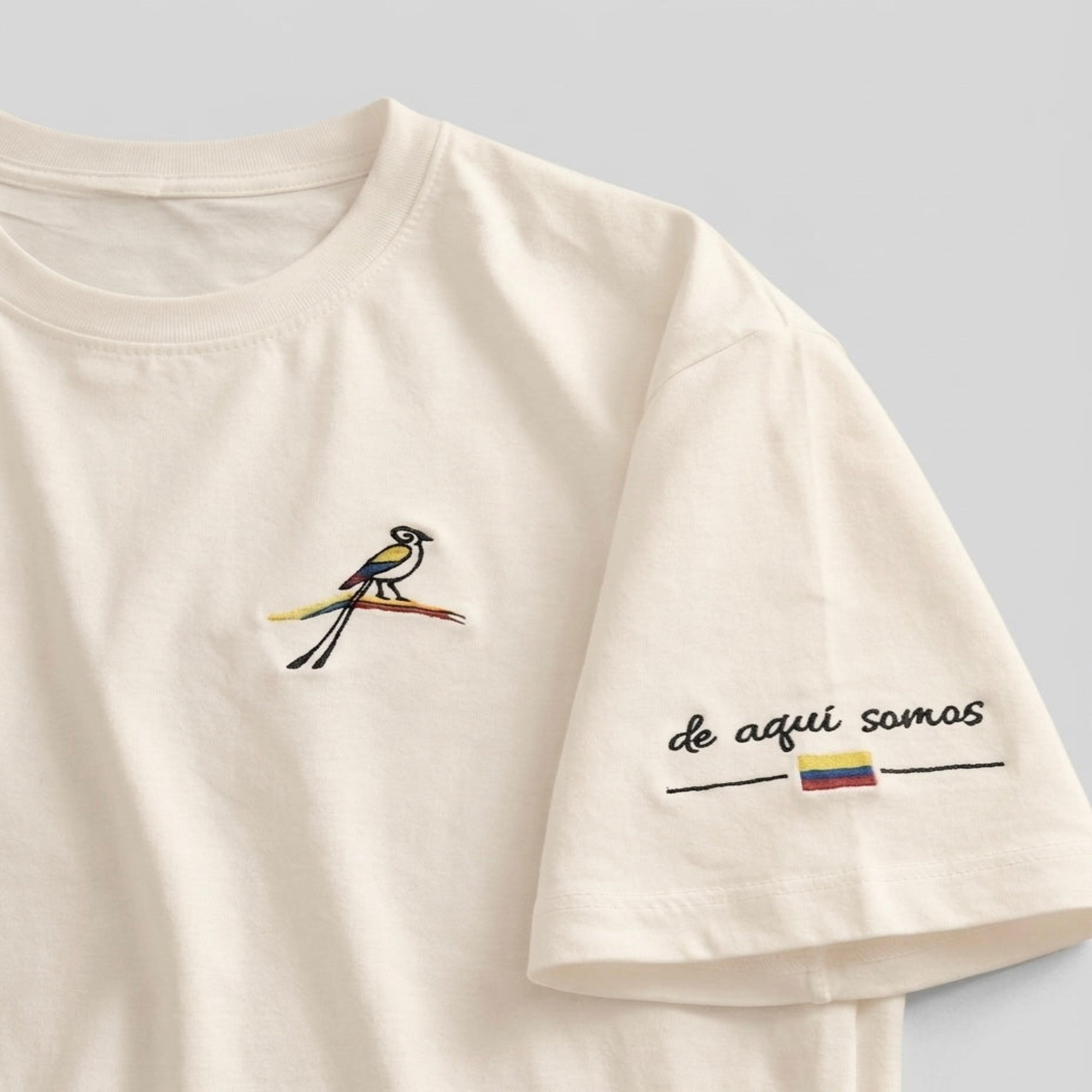 De Aquí Somos™ Camiseta Premium de Algodón Pima | Identidad Colombiana