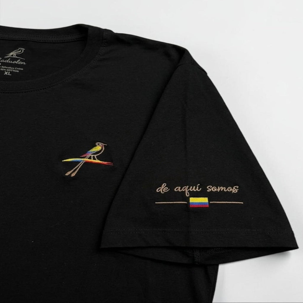 De Aquí Somos™ Camiseta Premium de Algodón Pima | Identidad Colombiana