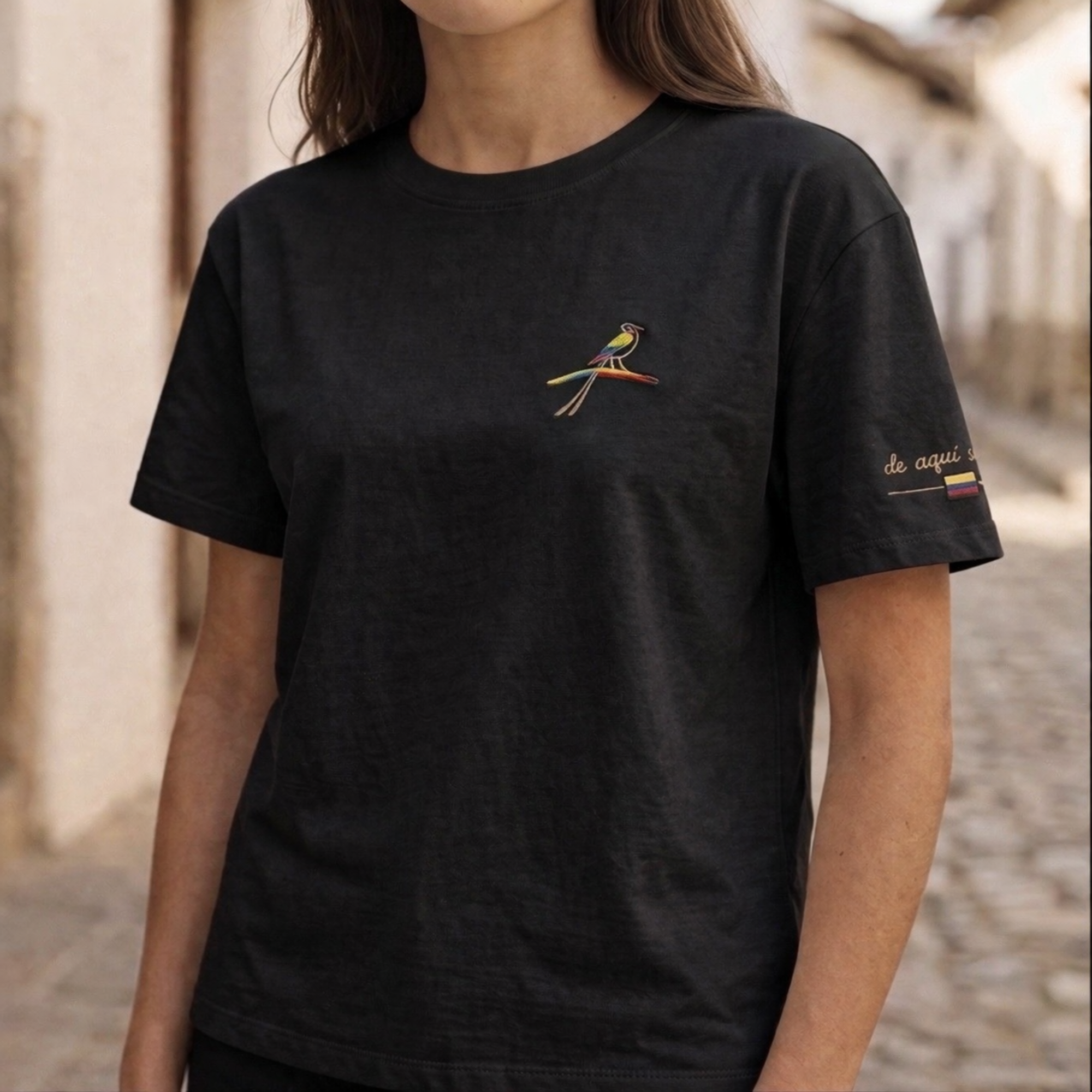 De Aquí Somos™ Camiseta Premium de Algodón Pima | Identidad Colombiana
